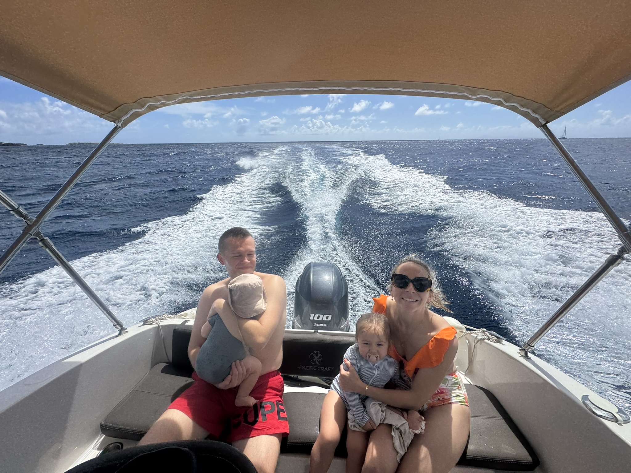 Passagers pendant une balade en bateau privatisée en Martinique