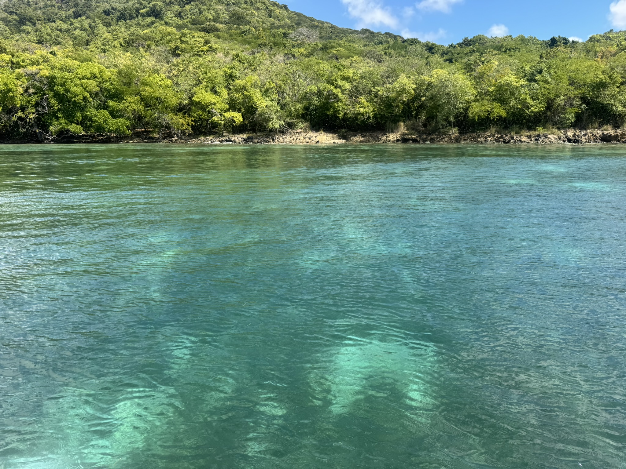 Mer turquoise et paysage tropical pendant une balade en bateau