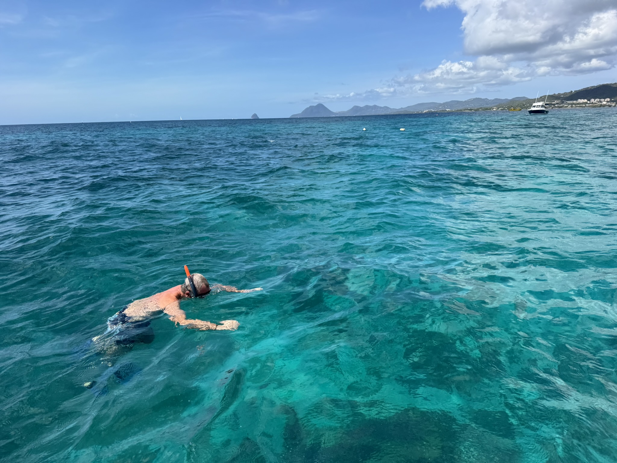 Eaux des Caraïbes pendant une excursion en bateau en Martinique