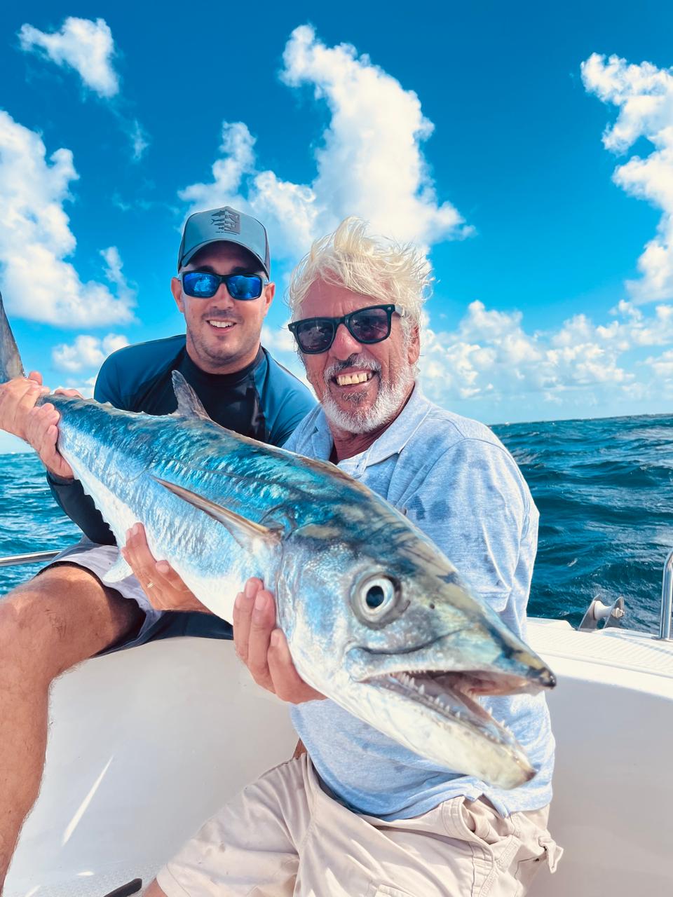 Damien avec un client lors d'une sortie pêche Ti Tour Bato