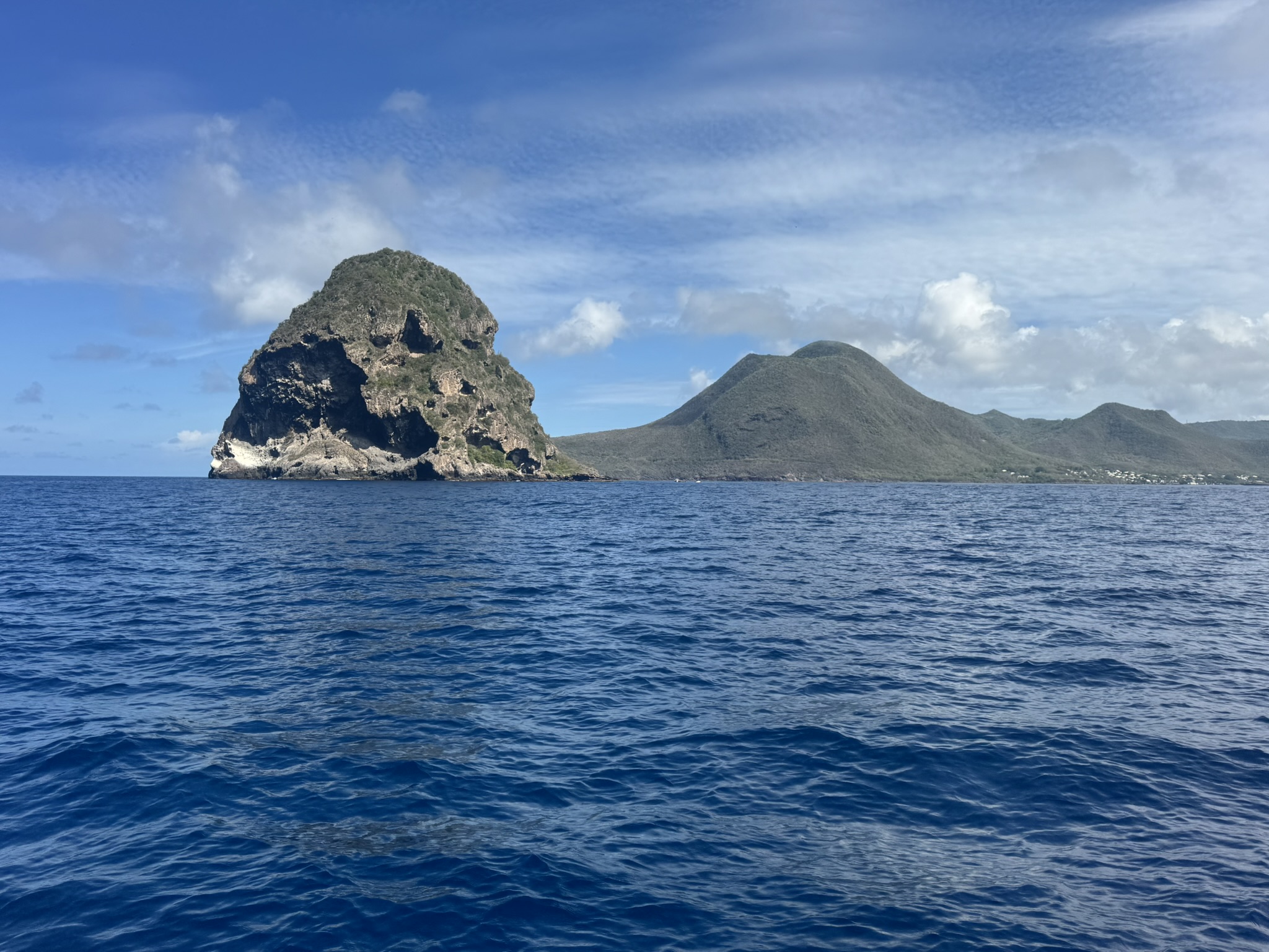 Rocher du Diamant et littoral martiniquais vus depuis la mer